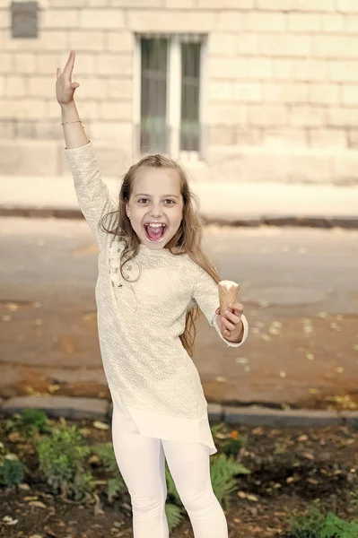 Bambino liitle felice con gelato — Foto Stock