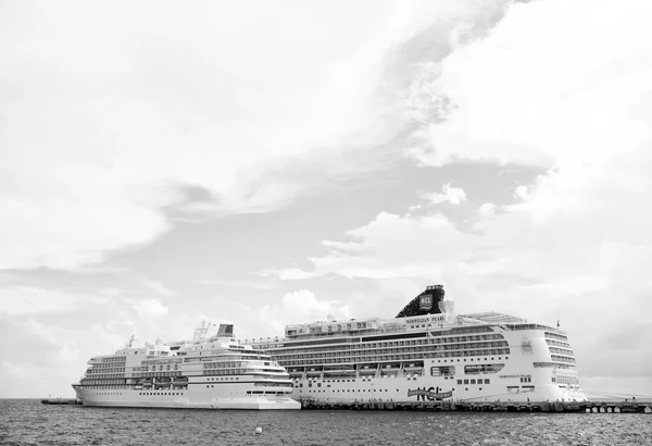 Costa Maya, México - 19 de diciembre de 2015: Norwegian Pearl and Regent cruise ships in sea. Cruceros. Viaje por mar y viajes. Vacaciones de verano en cruceros del Caribe. Los mejores cruceros —  Fotos de Stock