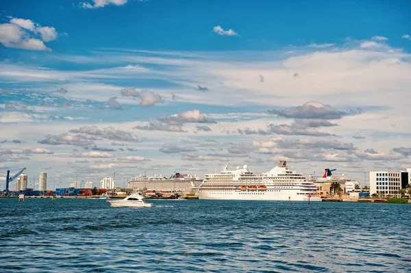Lüks beyaz deniz ya da okyanus gemisi gemi şehir limanında — Stok fotoğraf
