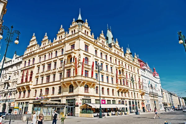 Hotel budynek narożny w Praga, Czechy — Zdjęcie stockowe