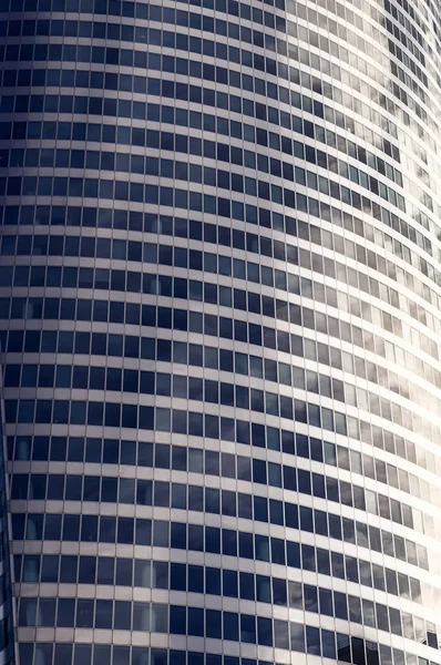 Parede de fachada de vidro de arranha-céu em La Defense, Paris, Francia — Fotografia de Stock