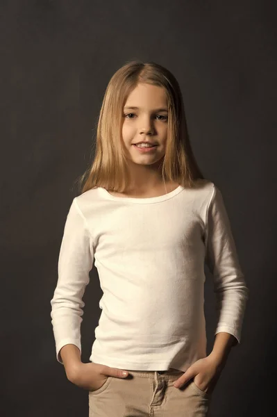 Modelo infantil com cabelos longos em camisa branca — Fotografia de Stock