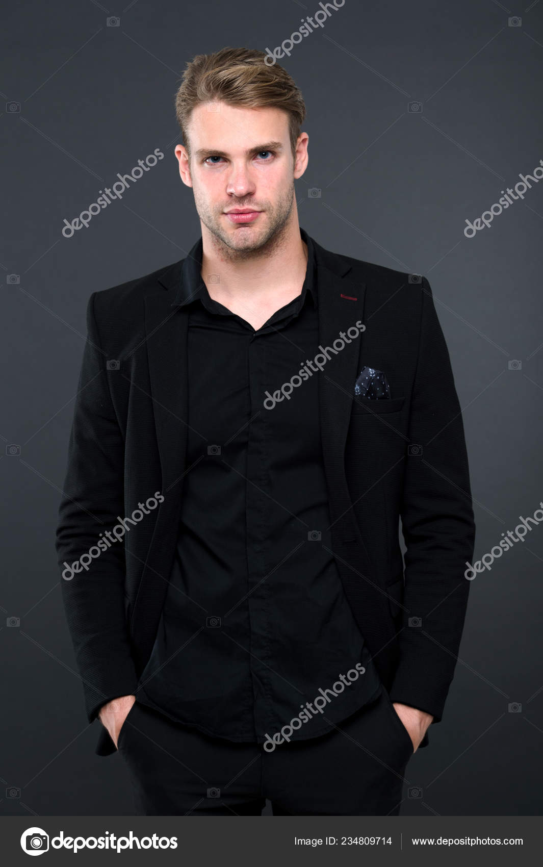 Tendência da moda Homem elegante gerente vestir roupa