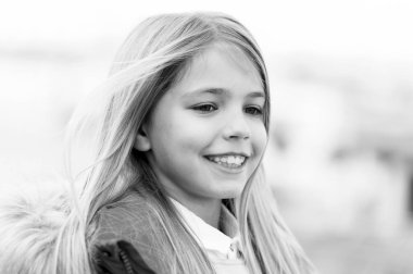 Çocuk gülümseme bulanık çevre üzerindeki