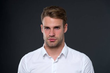 Mükemmel tarzı. Saç bakım ipuçları. İş adamı iyi adam koyu arka plan bakımlı. İş insanlar saç modeli. İşadamı saç yüz bakımlı. Şık ve modern bir görünüm. Bakımlı maço