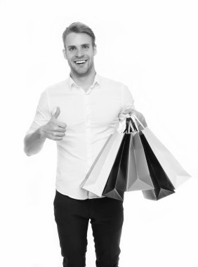 Siyah Cuma satış konsepti. Adam resmi kıyafet alışveriş torbaları taşımak. Adam mutlu taşımak grup alışveriş torbaları. Karlı fırsatlar siyah Cuma. Bir dakika dostum çok kağıt çanta paketleri alışveriş merkezinde alışveriş sonra