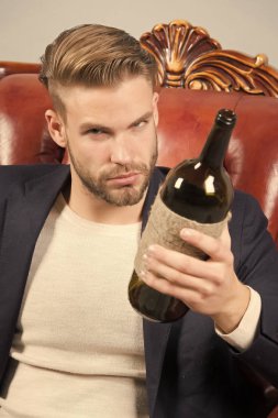 Sakallı adam Melul'un, şık saç tutmak şarap şişesi