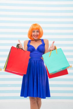 Moda. Kara Cuma satışları, kopyalama alanı. Mutlu kadın alışverişe gider. Son hazırlıklar. Alışveriş merkezinde büyük indirim var. Alışveriş torbalı çılgın kız. İnternetten iyi alışverişler. İyi tatiller. Çevrimiçi mağaza