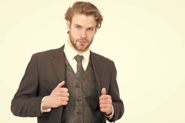 Resmi giysili adam beyazlar içinde izole edilmiş..