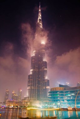 Uluslararası Dubai Kongre ve Sergi Sarayı gece