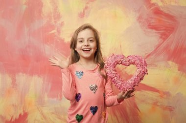 Dekoratif aşk kalp ile çocuk.