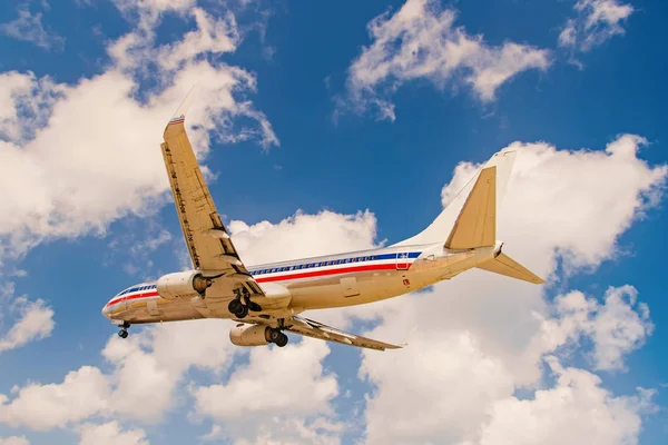 Plane fly high in blue sky in Philipsburg, St Maarten — Stock Photo, Image