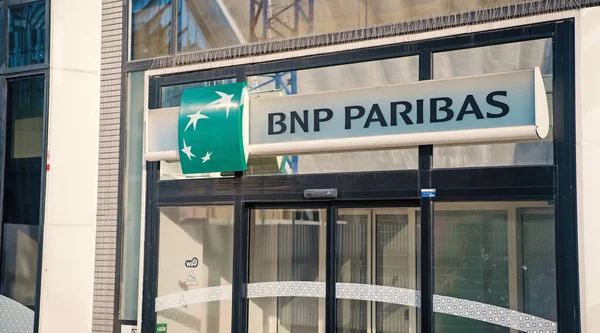 Signe d'entrée de la banque bnp paribas à Paris, France — Photo