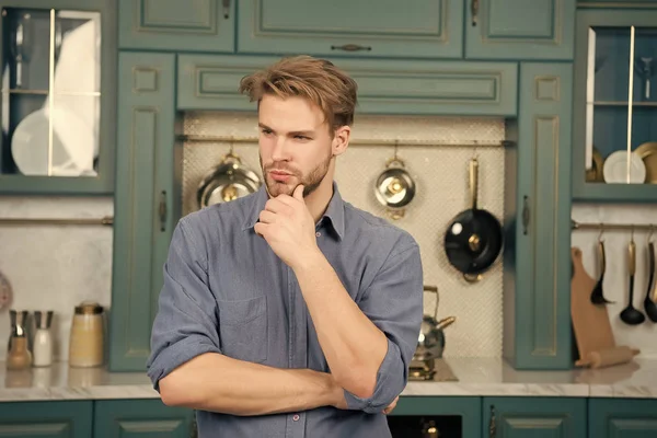 Yüzü düşünen adam mavi gömlekli tıraşsız çeneye dokundu.