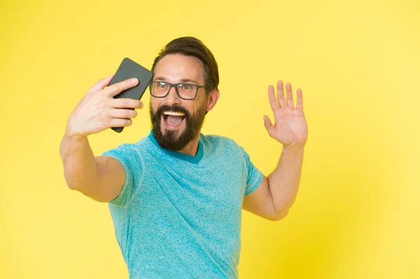 Användar vänlig koncept. Man glada över mobiltelefon möjligheter. Hipster glada användning smartphone. Man lycklig användare av moderna smartphone. Håll kontakten med moderna smartphone. Ansluta till online-community — Stockfoto