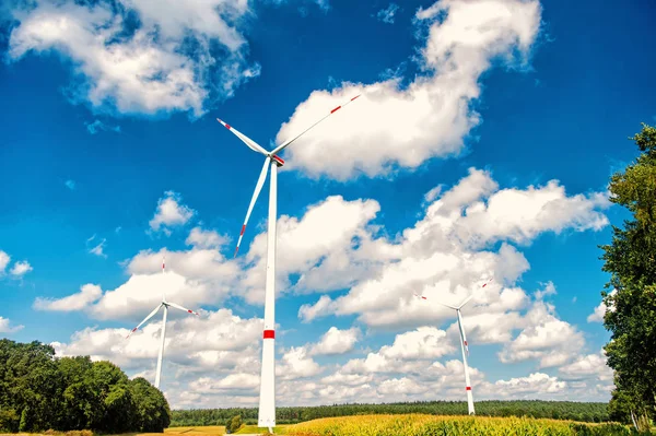 Вітряки для електроенергії — стокове фото