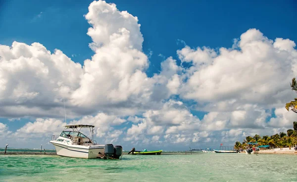 Barco blanco en mar turquesa en Costa Maya, México — Foto de Stock