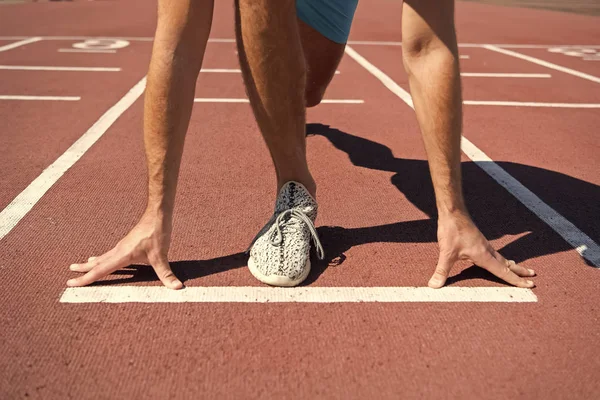 Perna de homem homem iniciar competição correndo na pista de arena — Fotografia de Stock