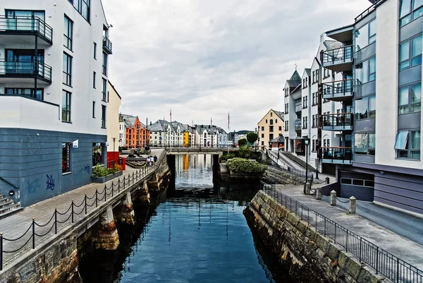 Água do canal com casas de cidade e ponte em Alesund, Noruega — Fotografia de Stock
