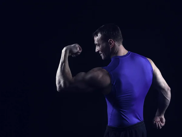 Bel homme bodybuilder avec musculation dans la salle de gym — Photo