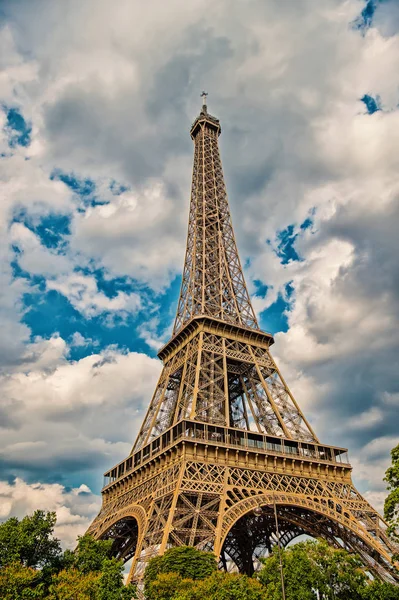 Eiffel-torony, napnyugtakor, Párizs, Franciaország. HDR. romantikus utazás háttér. — Stock Fotó