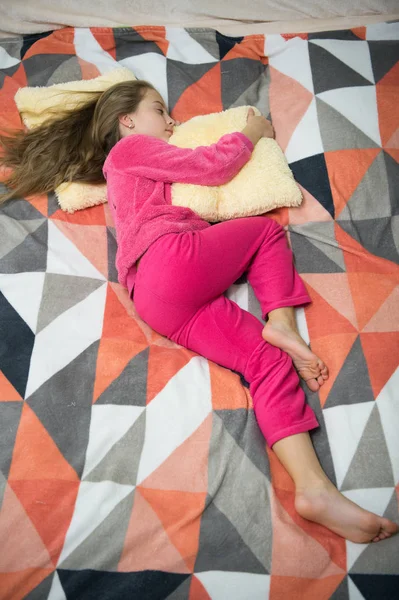 Çocukluk mutluluk. Mutlu kız yatak odasında. Günaydın. Uluslararası Çocuk günü. Pijama partisi. İyi geceler. Küçük kız çocuk uyku için hazır. Dinlenmek için zaman. Uykucu bebek
