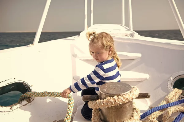 Enfant tirer corde sur yacht par jour ensoleillé — Photo