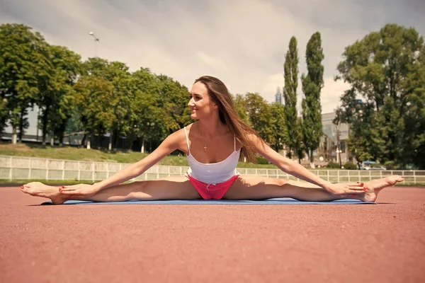 Vrouw training en het uitrekken. — Stockfoto