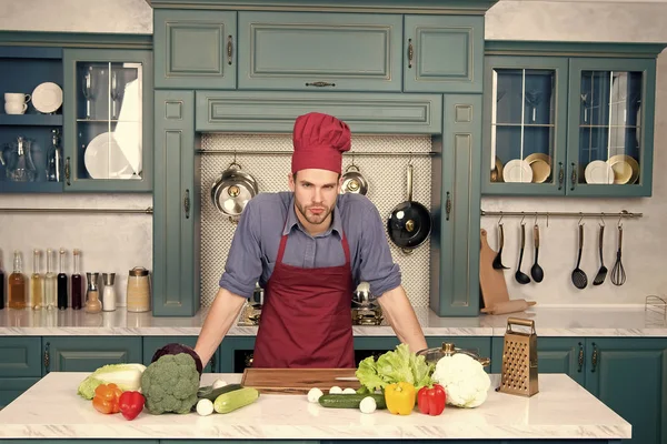 Homem cozinheiro chef na cozinha, cozinha — Fotografia de Stock