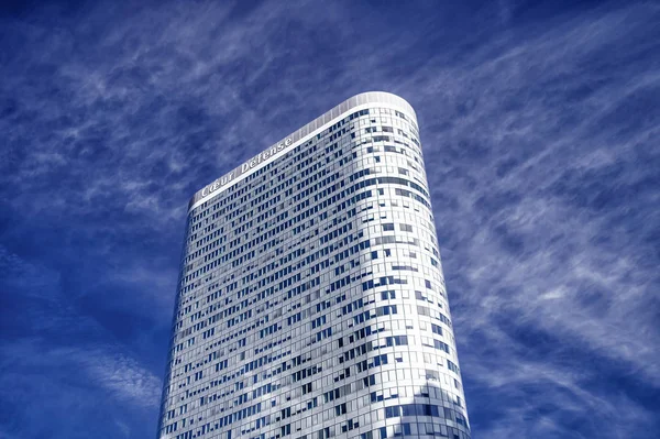 Gratte-ciel de bureau avec fenêtres sur façade revêtue, La Defense, France — Photo