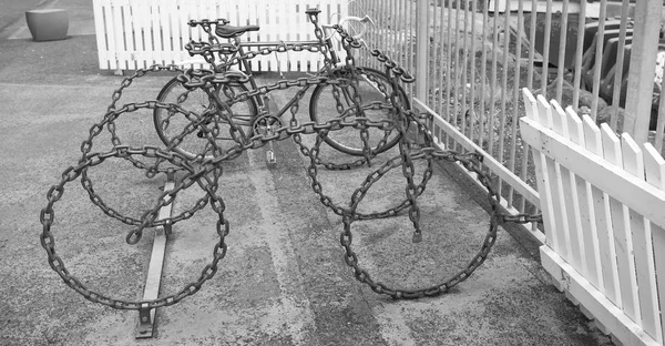 Cykelparkeringar som art-objekt. Cykling kultur och infrastruktur. Cykelparkering gjord av brutala metall kedja. Lämna din cykel här. Cykel transportsystem. Urban cykling infrastruktur — Stockfoto