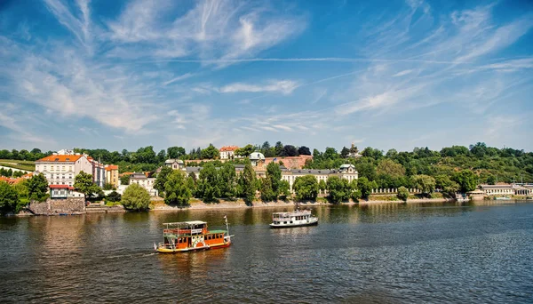 Vue sur la ville depuis la rivière Vltava à Prague, République tchèque — Photo