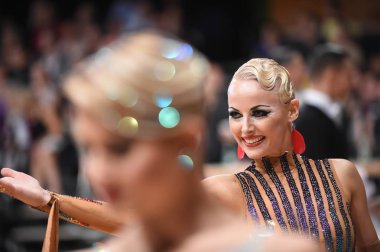 Stuttgart, Almanya - 15 Ağustos 2015: 15 Ağustos 'ta Almanya' nın Stuttgart kentinde düzenlenen Grand Slam Açık Şampiyonası sırasında dans pozu veren kimliği belirsiz bir çift