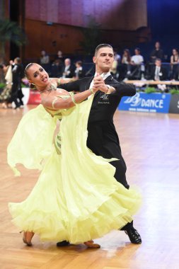 Stuttgart, Almanya - 15 Ağustos 2015: 15 Ağustos 'ta Almanya' nın Stuttgart kentinde düzenlenen Grand Slam Açık Şampiyonası sırasında dans pozu veren kimliği belirsiz bir çift