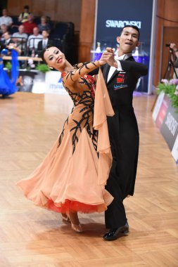 Stuttgart, Almanya - 15 Ağustos 2015: 15 Ağustos 'ta Almanya' nın Stuttgart kentinde düzenlenen Grand Slam Açık Şampiyonası sırasında dans pozu veren kimliği belirsiz bir çift