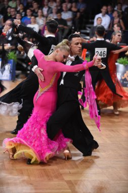 Stuttgart, Almanya - 15 Ağustos 2015: 15 Ağustos 'ta Almanya' nın Stuttgart kentinde düzenlenen Grand Slam Açık Şampiyonası sırasında dans pozu veren kimliği belirsiz bir çift