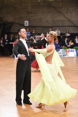 Stuttgart, Almanya - 15 Ağustos 2015: 15 Ağustos 'ta Almanya' nın Stuttgart kentinde düzenlenen Grand Slam Açık Şampiyonası sırasında dans pozu veren kimliği belirsiz bir çift