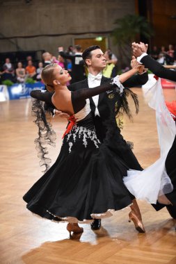 Stuttgart, Almanya - 15 Ağustos 2015: 15 Ağustos 'ta Almanya' nın Stuttgart kentinde düzenlenen Grand Slam Açık Şampiyonası sırasında dans pozu veren kimliği belirsiz bir çift