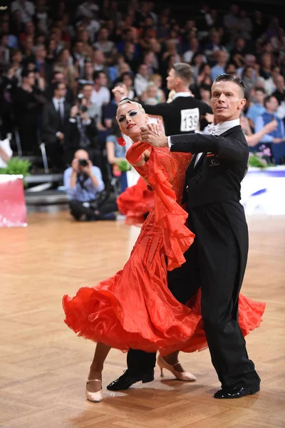 Stuttgart, Almanya - 15 Ağustos 2015: 15 Ağustos 'ta Almanya' nın Stuttgart kentinde düzenlenen Grand Slam Açık Şampiyonası sırasında dans pozu veren kimliği belirsiz bir çift