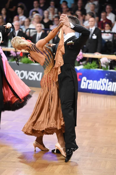 ドイツ シュトゥットガルト2015年8月15日 ドイツ シュトゥットガルトで8月15日に開催されたドイツ オープン選手権のグランドスラム スタンダードで ダンスポーズを着た無名のダンスカップル — ストック写真