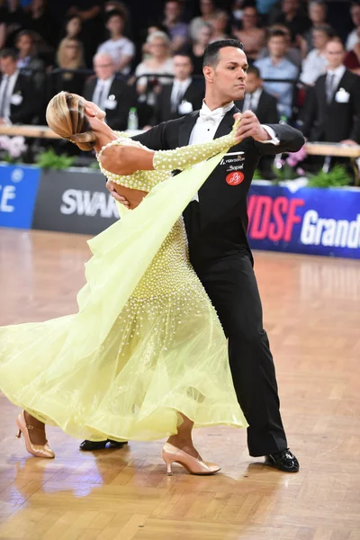 Stuttgart, Almanya - 15 Ağustos 2015: 15 Ağustos 'ta Almanya' nın Stuttgart kentinde düzenlenen Grand Slam Açık Şampiyonası sırasında dans pozu veren kimliği belirsiz bir çift