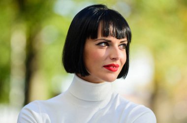 Mükemmel makyaj esmer bayan için. Kadın kırmızı dudaklar makyaj defocused yüz arka plan ile yakın kadar gizemli. Moda ve güzellik kavramı. Makyaj parlak vurgu dudaklarında. Kırmızı ruj makyaj ona uygun