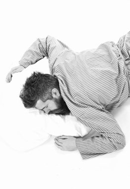 Sakal ve bıyık uyku ile hippi. Uyuyan adam