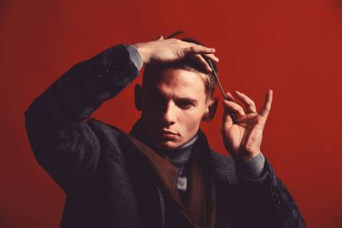 Vintage tarzı erkekte saç tarak. Takım elbiseli adam, eşarp