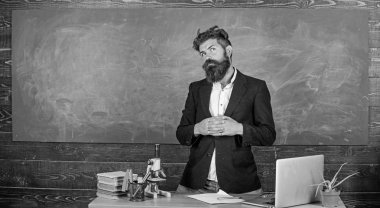 Öğretmen sakallı adam ilginç hikaye anlatayım. Öğretmen ilginç muhatap en iyi arkadaşım. Öğretmen karizmatik hipster tablo sınıf kara tahta arka plan dur. Öğrenciler ya da öğrenciler