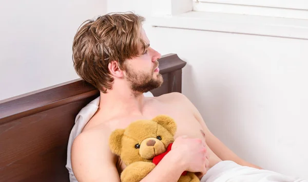 Os olhos do homem estão fechados com relaxamento. Jovem alegre está acordando depois de dormir de manhã. Sorrindo relaxe a luz solar. — Fotografia de Stock