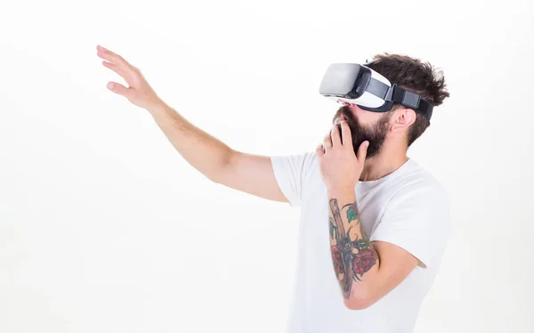 Guy se hlavy připojené displeje interakci virtuální realita. Bokovky zkoumání virtuální realita. Virtuální život. Muž vousatý bokovky Vr brýle bílé pozadí. Interaktivní povrch virtuální reality koncept — Stock fotografie