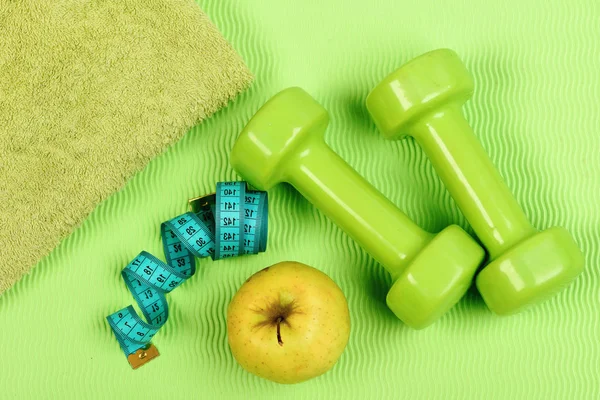 Bilancia, mela e metro a nastro vicino asciugamano verde — Foto Stock