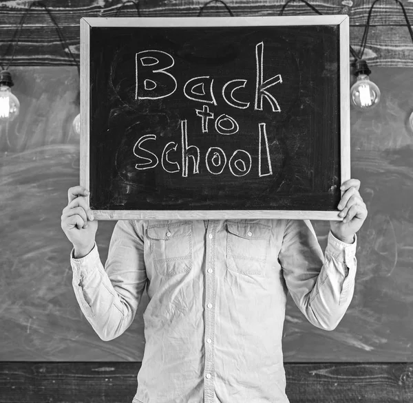 Öğretim yılı konsept başlangıcı. Öğretmen meçhul blackboard ile başlık okula geri tutar. Öğretmen kara tahta önünde yüz tutar. Erkek öğrenciler, arka plan kara tahta ağırlıyor — Stok fotoğraf