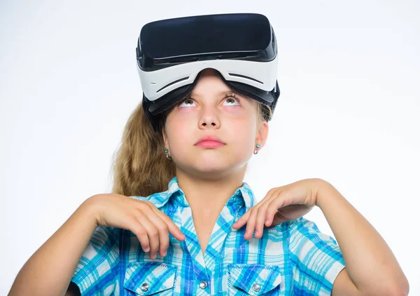 Educação virtual para alunos da escola. Criança feliz usar a tecnologia moderna realidade virtual. Obtenha experiência virtual. Menina bonito criança com cabeça montada exposição no fundo branco. Conceito de realidade virtual — Fotografia de Stock